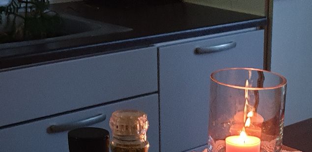 Asiakkailta tullut toive lisätä torstain rentoutusiltoihin vielä iltapala, toteutettiin. Kerran kuussa Pinja aloittaa illan takkatulen loimussa lempeällä joogalla, josta vois siirtyä saunaan ja iltapalan kautta pötkähtää vielä sointukylpyyn.