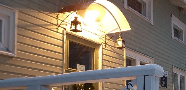 Tänä vuonna saatiin oikea talvi! Vuosi sitten ei ollut lumesta tietoakaan. Jo helmikuussa Hannu aloitti ajamaan silpuksi edellisen kesän kasvustoa nurmikoilla. Kesällä sitten työ palkittiin vihreällä pihalla.